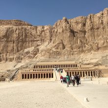 バスを降りて葬祭殿に向います。