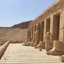 葬祭殿入り口両側に続く広い通路