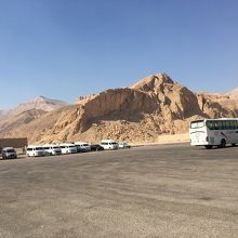 駐車場からオープンカーの乗り合いバスに乗って行きます。