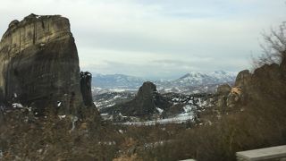 最初に崖の上に見えたagios nikolaos