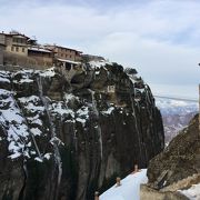 613mの岩山にある最大の修道院