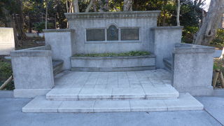 小松宮像の後ろにひっそりとあります