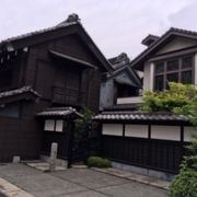 歴史を感じさせる重厚な建物