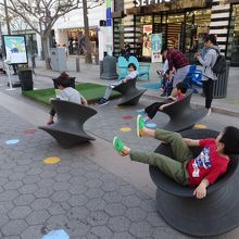 こんな感じのプレイスポットが道路中央に点在しています