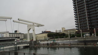 レンガ倉庫の横です