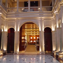 階段を上がったフロアがレストランになっています