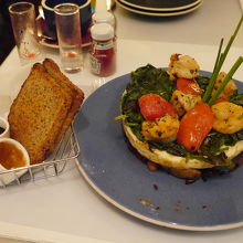 ジャム2種類とバターがパンと合わせて付いてきます