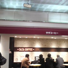 ホームへの階段が並ぶコンコースにあるコーヒー店です。