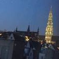 部屋の窓からライトアップされたグランプラスの市庁舎が。