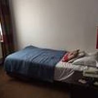 机、いす、クロゼット。壁には全身が映る鏡。薄型TV.