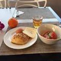 パン、ハム、チーズ、飲み物が数種類。野菜はきゅうりトマト。