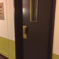 エレベーターが到着したらこの扉を手動で開けます。