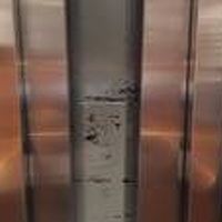 エレベーターの内側。着いたら奥のドアを押し開けます。