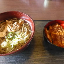 冷たい肉そばとソースかつ丼のセット