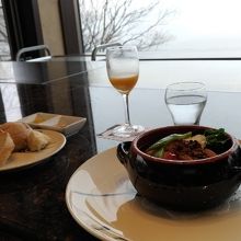 ビーフシチューランチ♪パンも美味しいです。