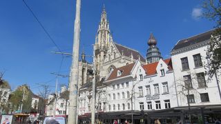 メトロの停車場が隣接する・・・