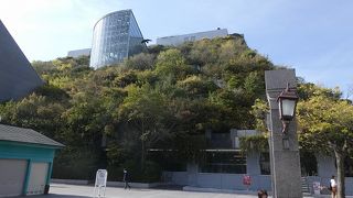 樹木植えたビルのスロープがまるで森