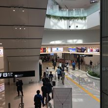 地下鉄への乗り換えビル