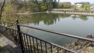奈良東大寺から南へ1KM、春日大社一の鳥居から300M付近にある人造湖、