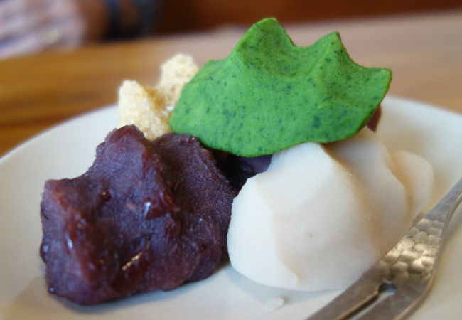 高麗餅が看板商品。他の和菓子やぜんざいもあります。