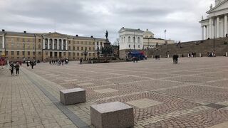 ヘルシンキ大聖堂の下に広がる広場