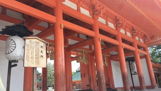 朱色が鮮やかで立派な門