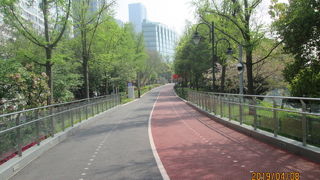 北外灘濱江緑地 (上港花園)