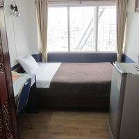 この通り狭い居心地の悪い部屋です？