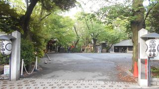 ビル街の山頂に佇む静かな空間