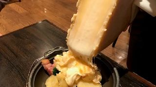 目の前でラクレットチーズかけてくれます
