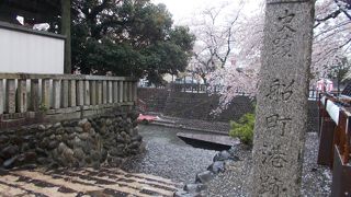 町の南にある水門川にあります。