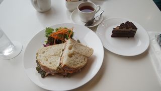 噴水公園を眺めながら食事ができるレストラン