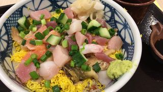 穴子入りの海鮮丼を注文。