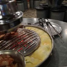 独特の焼肉プレートで、脇の溝で卵とキムチを焼きます。