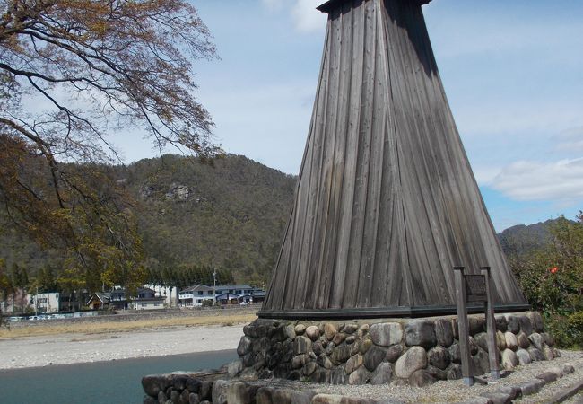 美濃市の西を流れる長良川沿いにあります。