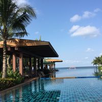 海と繋がっているようなプール