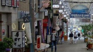 温泉地らしい雰囲気がある商店街