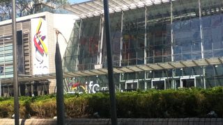 香港駅上の高層ビル内にある