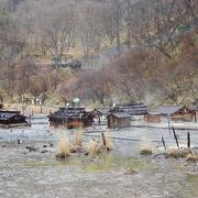 湯の平湿原の中に源泉があります