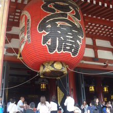 本堂にも巨大な提灯があります