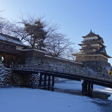 凍てつくお堀から撮影