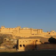 壮大な城、素晴らしい装飾　インド旅行では必見です
