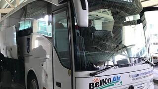 空港から市内へはバスしかない