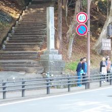 神社入口の石柱と階段です