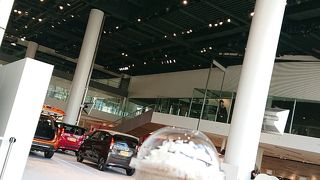   みなとみらいの景色と日産グローバル本社の新モデル車の展示を楽しめるスタバ。