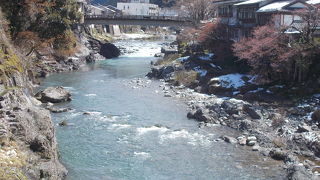 町の中央を東西に流れています。