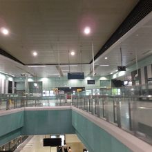 そこらじゅう監視カメラ。ほとんど無人の駅です。