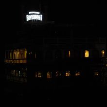 夜、船らしきものが。