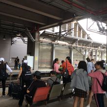 台北行きの電車を待つ人