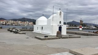 白い家並みに合わせた白亜の小さい教会です